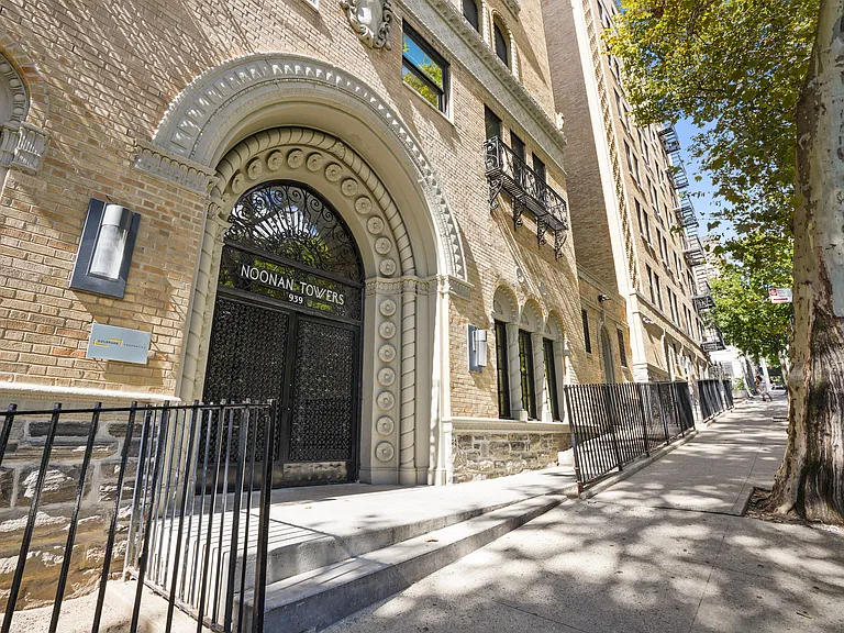 939 Woodycrest Ave #220 — Photo 8