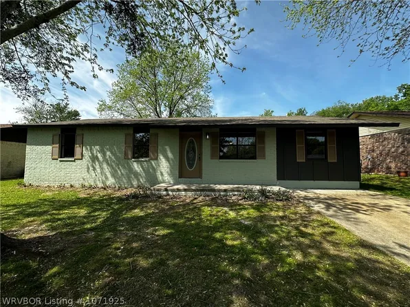 310 Grove Ave, Poteau, OK 74953