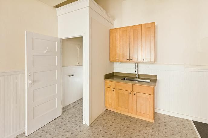 Kitchenette/Bathroom