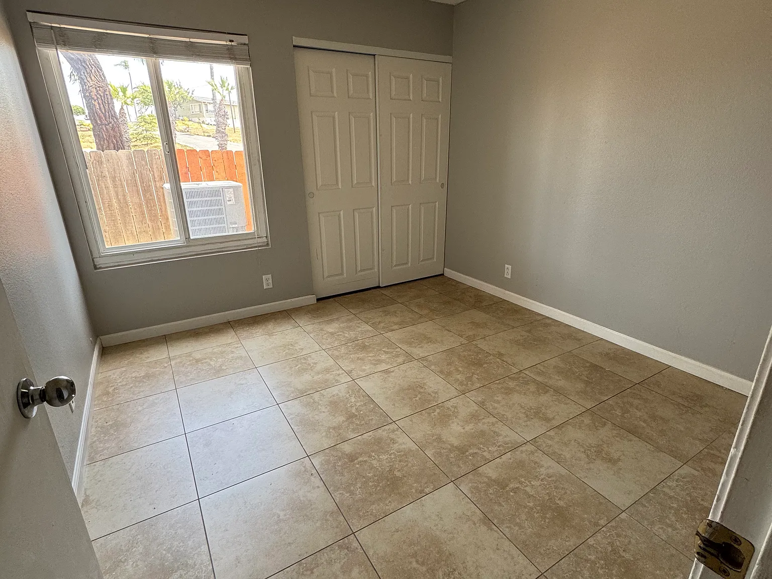 3 bed, 120 sqft, $1,100 — Photo 1