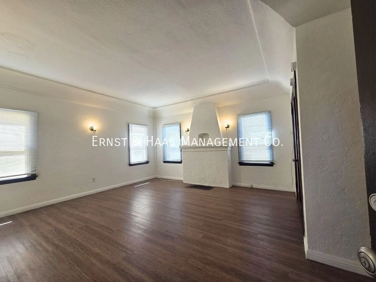 Beautiful 1920's Classic Studio Apartment! — Photo 2