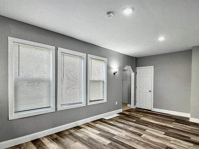 18121 Bentler St — Photo 4