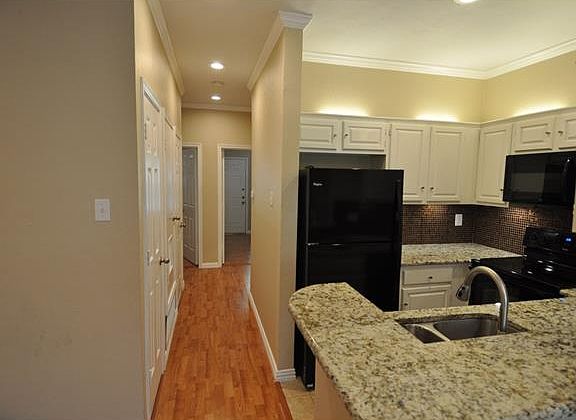 4th image of 915 W 22nd 1/2 St APT 103