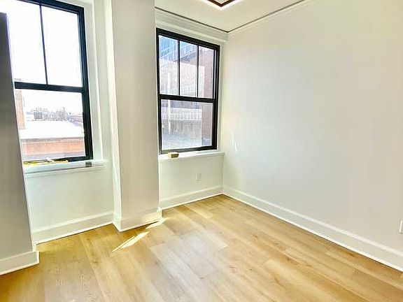 4th image of 917 McGee St #524