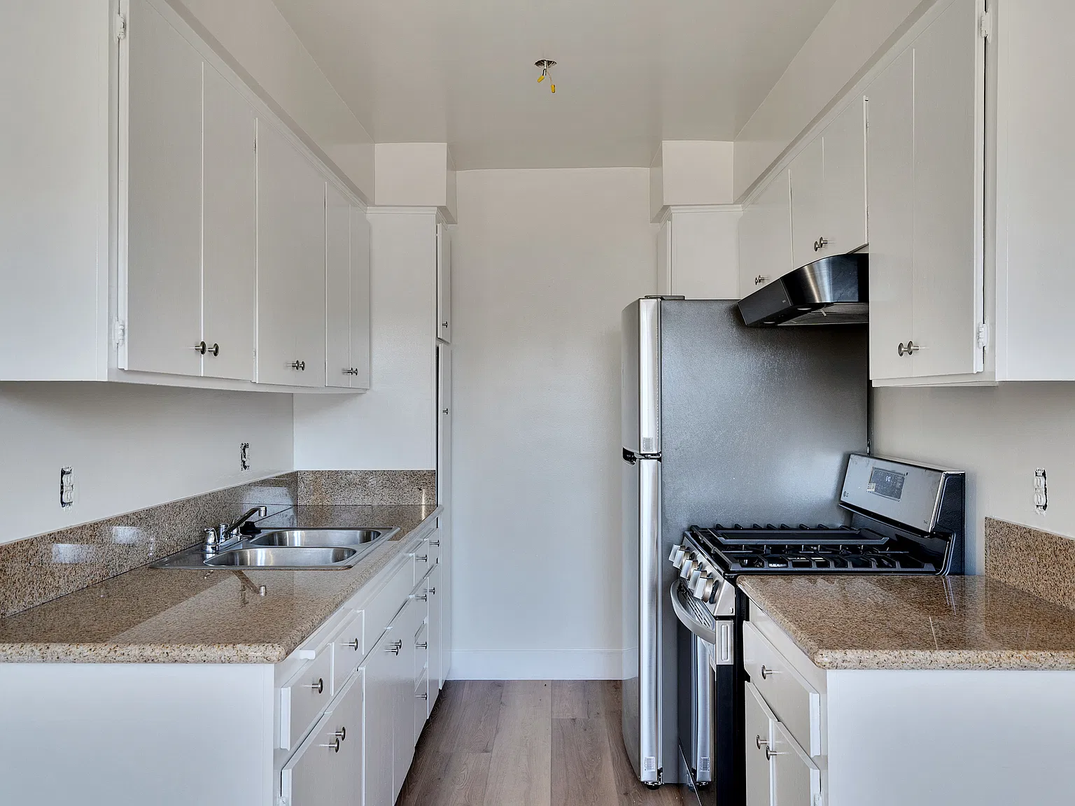 Spacious Santa Monica 2BR/2BA - 1,000 Sq Ft + Gated Parking. 2 Miles to the Beach — Photo 4