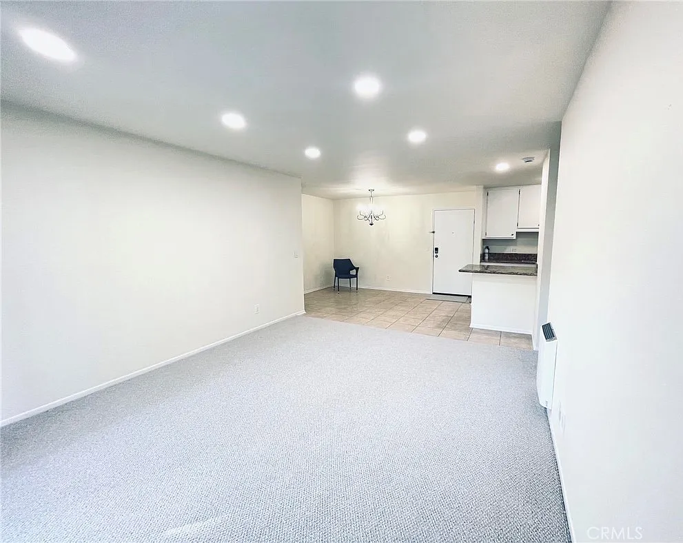 2 bed, 951 sqft, $3,000 — Photo 2