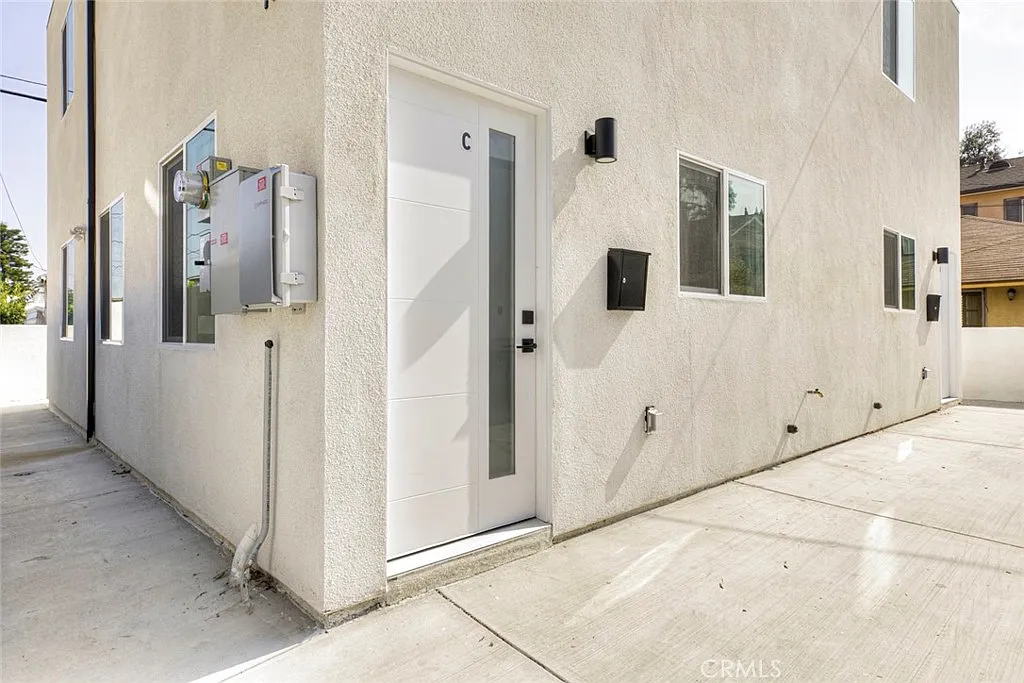 2 bed, 1.5 bath, 1000 sqft, $3,300 — Photo 1