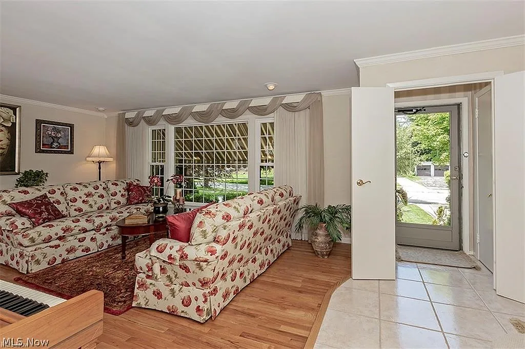 3 bed, 1.5 bath, $3,000 — Photo 3