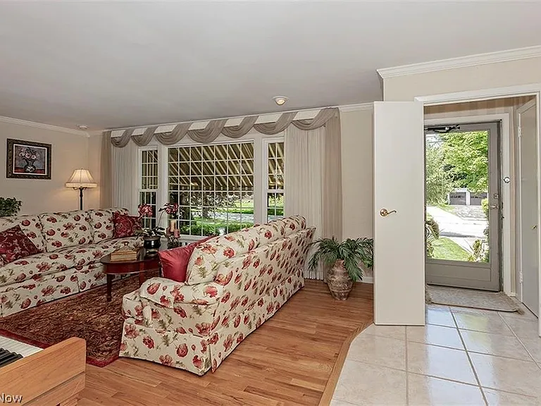 2415 Fenwick Rd — Photo 3
