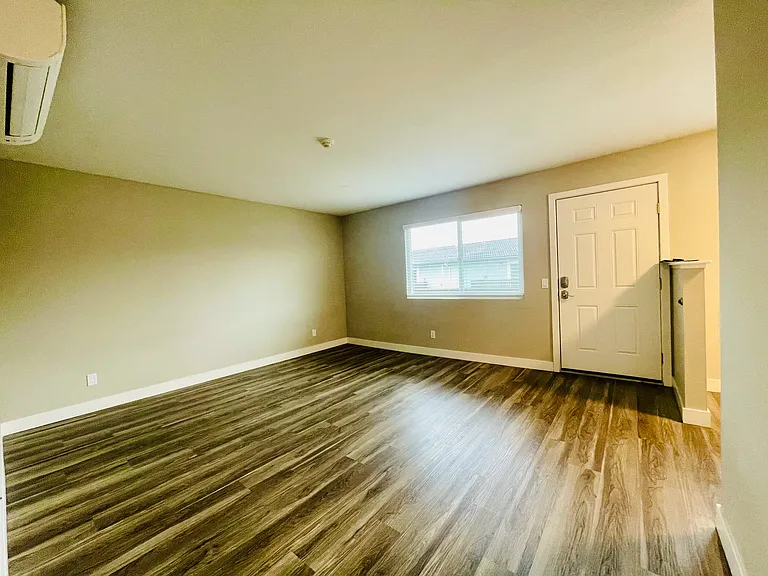 1x1 - 650 SQFT - Living room