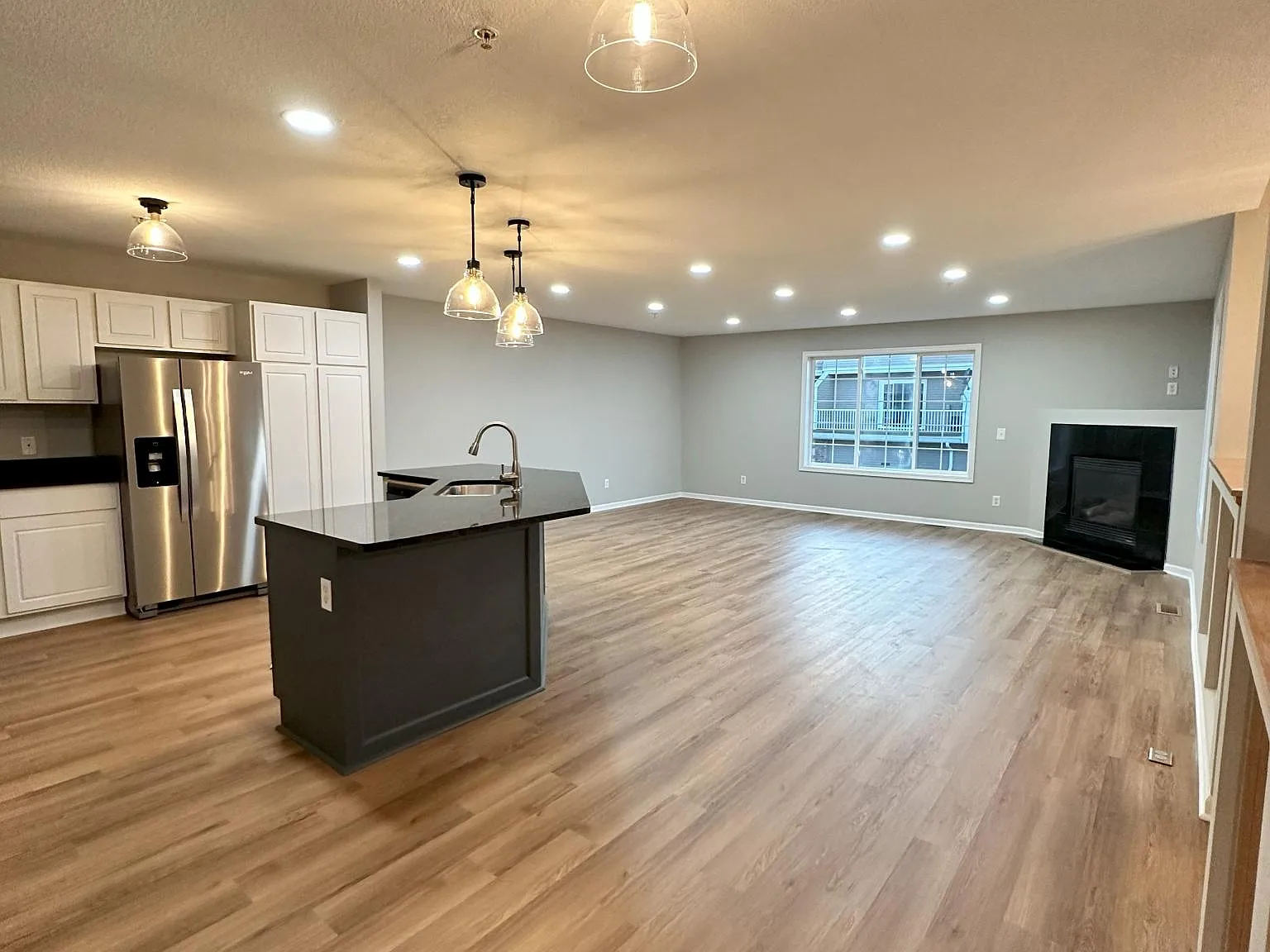 3 bed, 2300 sqft, $2,600 — Photo 4