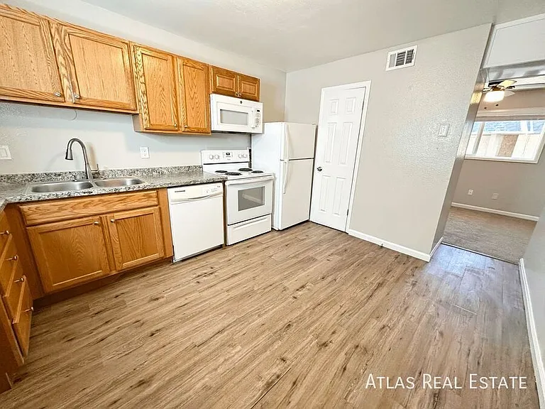 2107 Preuss Rd #B — Photo 5