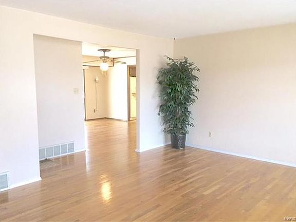 3rd image of 11353 Amboy Ln