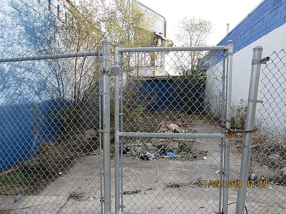 3rd image of 833 Stockdale St