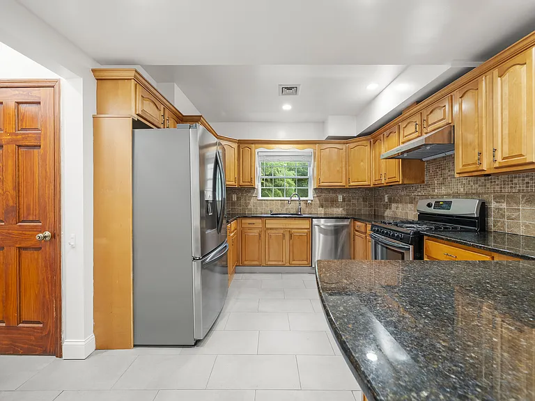 Modern Eat in Kitchen