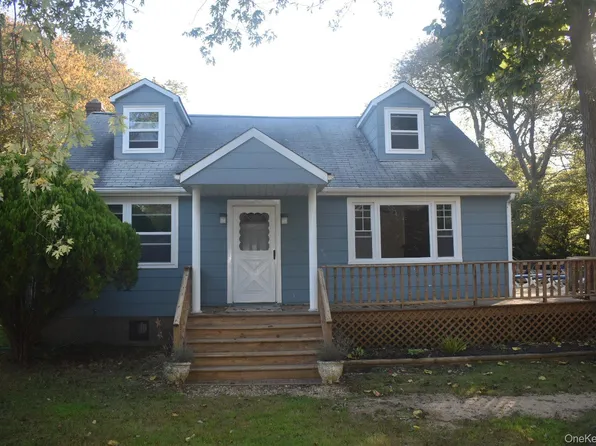 53 Magnolia Dr, Mastic Beach, NY 11951