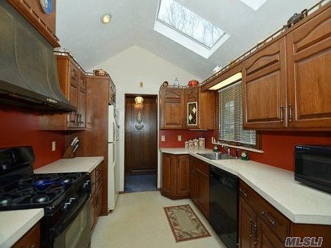 5th image of 8 Sorrel Hill Ln