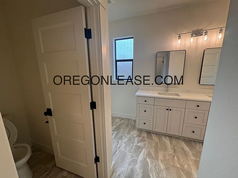 Brand new 3 bedroom 2.5 bath Coburg townhome — Photo 19
