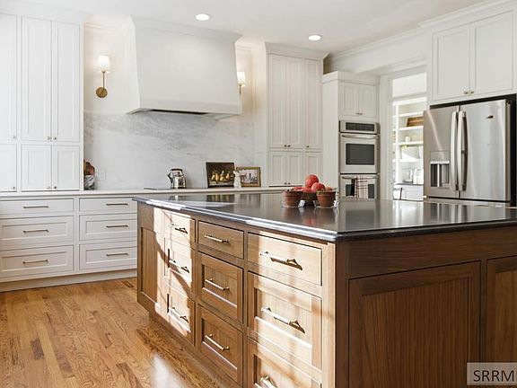 2nd image of 3560 Charleston Cir