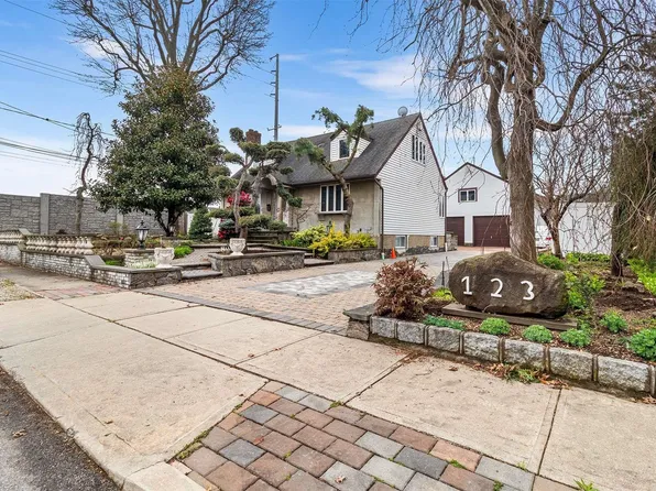 123 Manor Avenue, Westbury, NY 11590