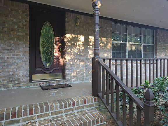 entrance/covered porch
