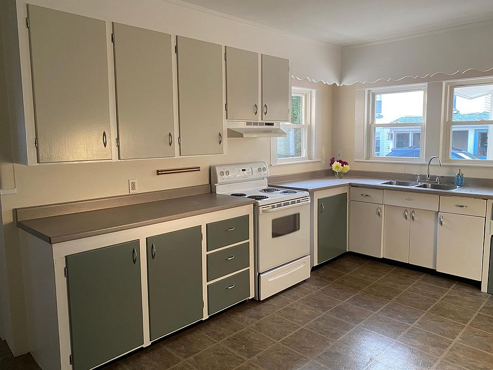 Large eat in kitchen with ample counter space