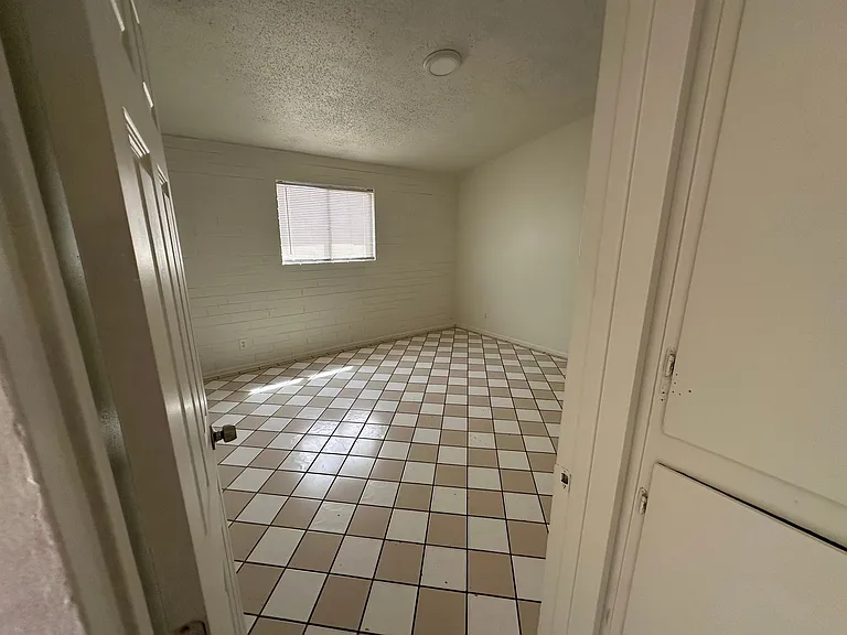 1626 N 26th Pl — Photo 14