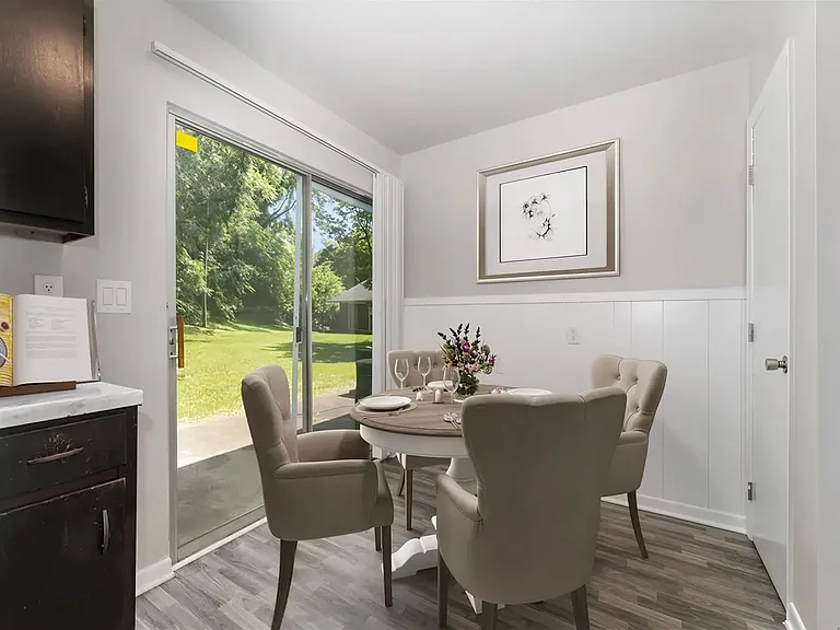 Eat-in kitchen