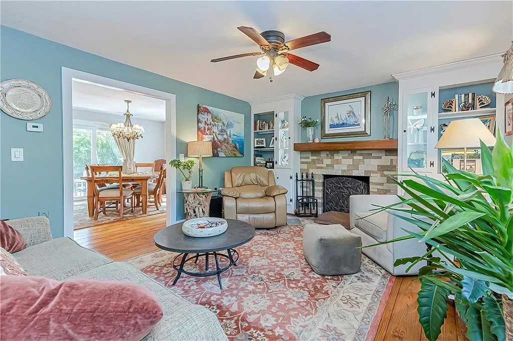 3 bed, 2.0 bath, 2128 sqft, $3,500 — Photo 3