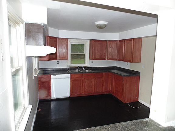 3rd image of 3535 Wisconsin St