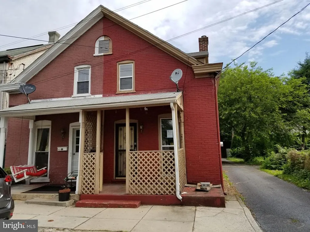 221 Lincoln St photo 1