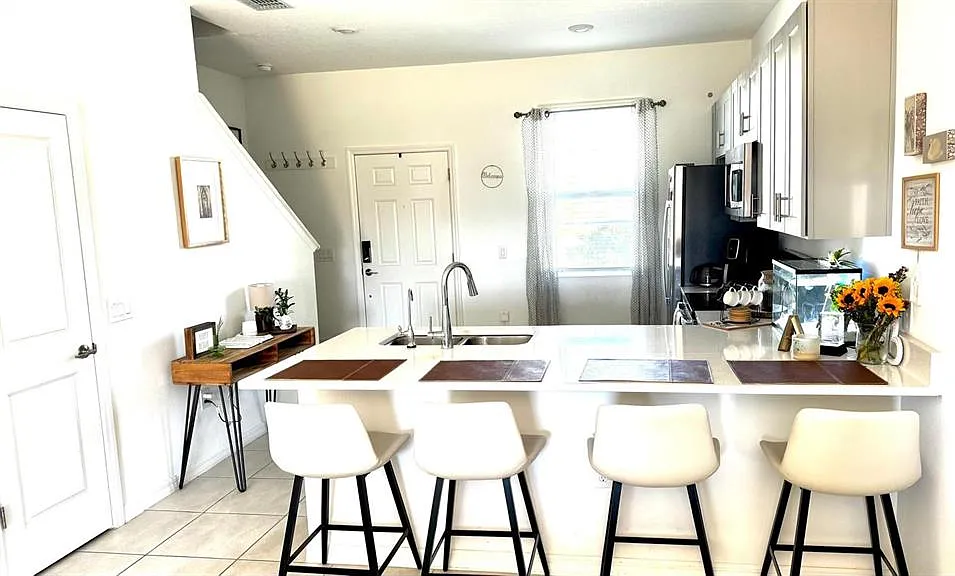 2 bed, 2.0 bath, 1275 sqft, $2,000 — Photo 2