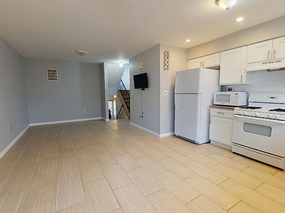 2nd image of 221 Carlyle Grn