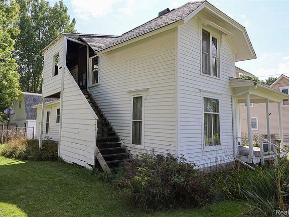 3rd image of 208 Baird St