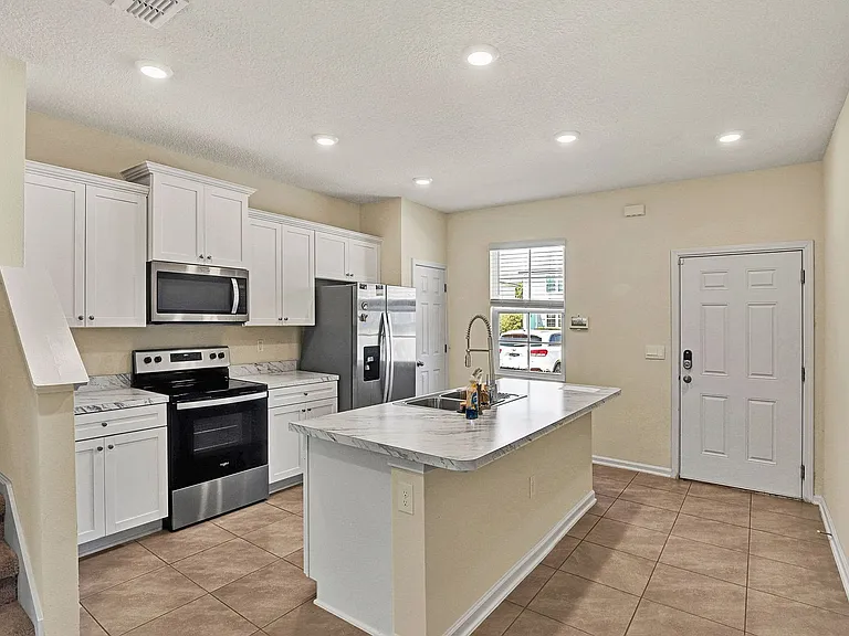 197 Whispering Brook Dr — Photo 4