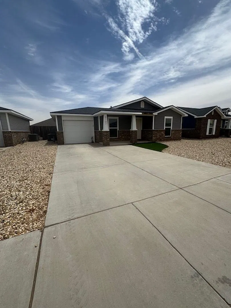 3 Bed, 2 Bath Townhouse Available Now! — Photo 1
