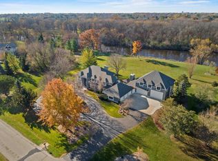 8615 N Dean Cir, River Hills, WI 53217