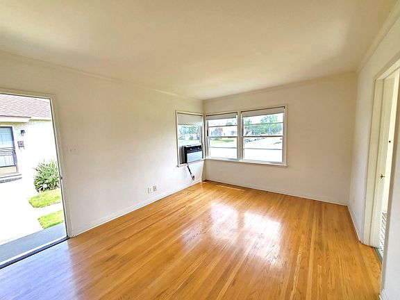 3rd image of 1407 W Victory Blvd #1407