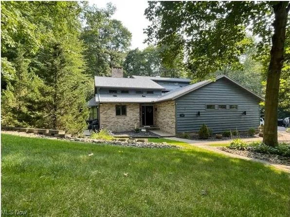 2402 Woodlawn Dr NW, Dover, OH 44622