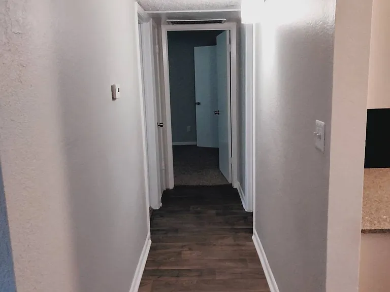 West Wind Apartments — Photo 12