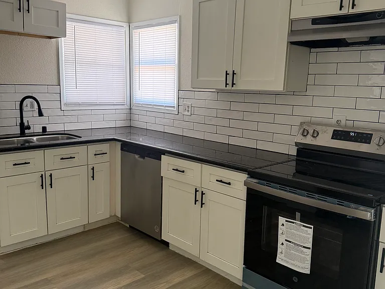 1067 Sweeney Ave — Photo 2