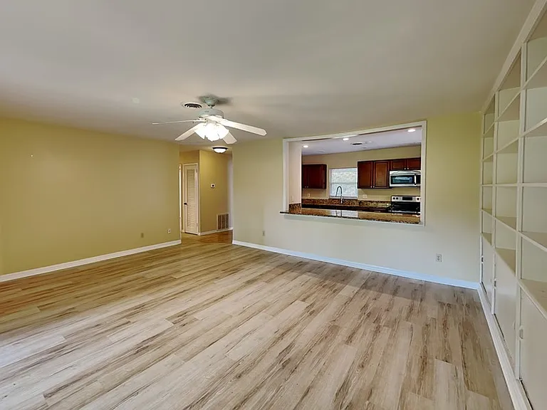 2512 Sea Breeze Ct — Photo 11