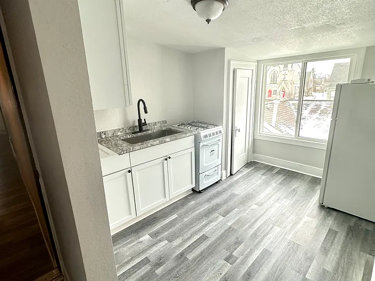 704 N Grant St #8 — Photo 7