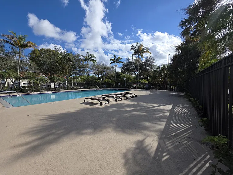 1542 Lake Crystal Dr #H — Photo 37