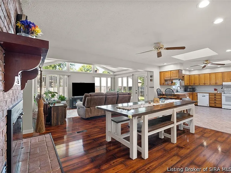 917 Brentwood Ct — Photo 5