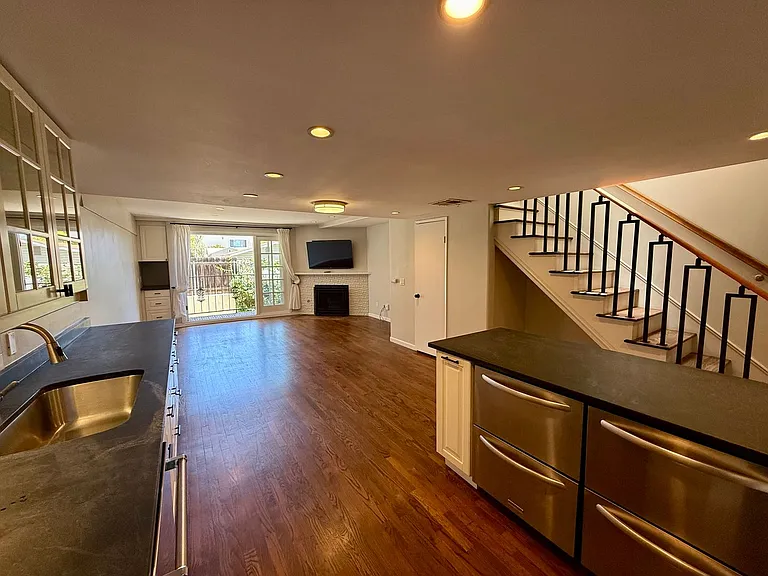 1111 Eureka St #8 — Photo 3