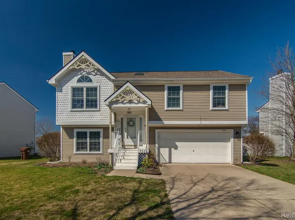 348 Victorian Ln, Belleville, MI 48111