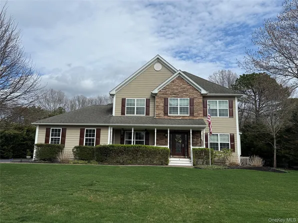 6 Ridge Court, Center Moriches, NY 11934