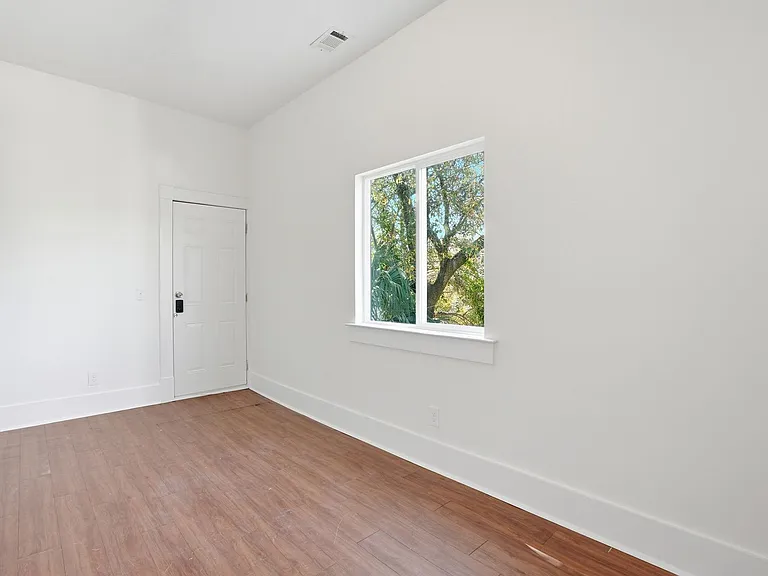 809 E Henry St — Photo 35