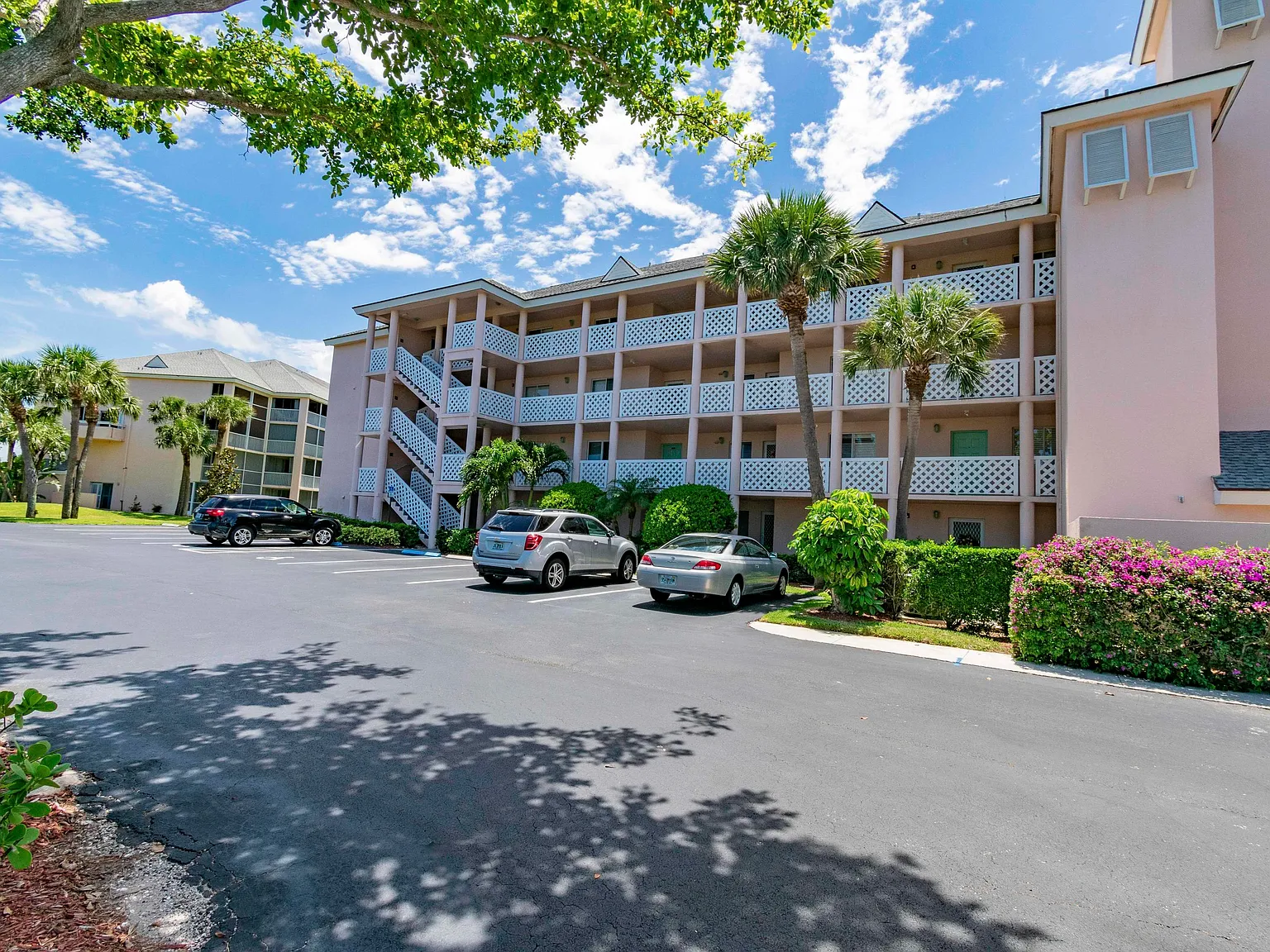 2 bed, 2.0 bath, 1056 sqft, $2,000 — Photo 2